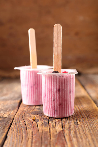 pink frozen yogurt with berries in cups - Zdjęcie, obraz