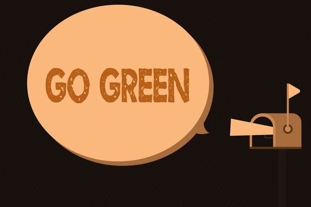 Κείμενο γραφής Go Green. Έννοια σημαίνει τη λήψη πιο φιλικών προς το περιβάλλον αποφάσεων καθώς μειώνουν την ανακύκλωση - Φωτογραφία, εικόνα