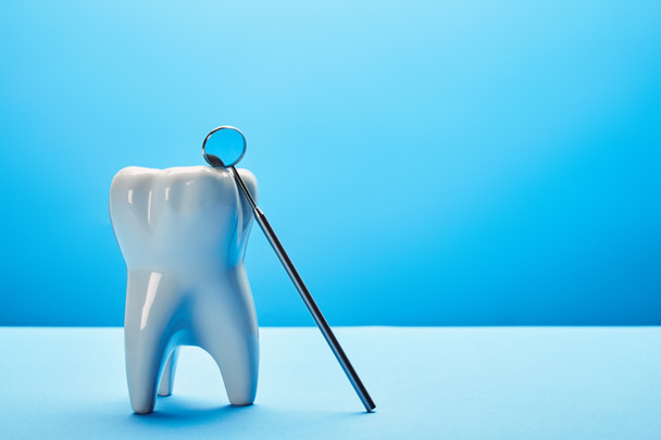 zár megjelöl kilátás modell fogak és fogászati száj tükör a kék háttér - Fotó, kép