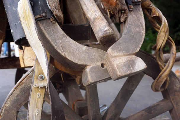 Oude juk voor gebruik te maken van trekpaarden gebruikt op een boerderij. Accessoires in een oude stal. - Foto, afbeelding