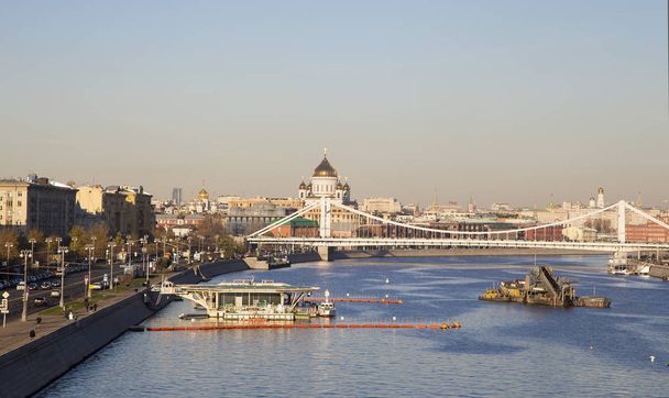 MOSCOW, RUSSIA  NOVEMBER 05, 2018:   Moskva River and embankments (day). Moscow, Russia  - Foto, Bild