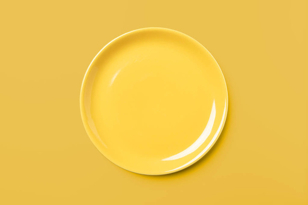 Placa de pastel amarillo sobre el mismo fondo de color, arte pop syle, ver directamente desde arriba
 - Foto, Imagen