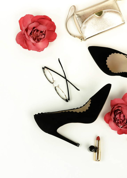 Flat lay, top view female black high heels shoes, accessories and make up cosmetics. bag, glasses, lipstick, mascara, on a white background.  Copy space. - Fotoğraf, Görsel