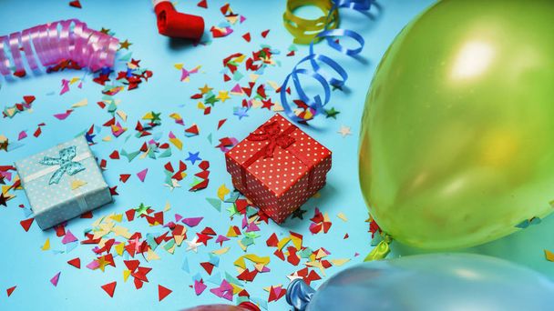 Πάρτι γενεθλίων. Επίπεδη Lay. Κουτιά δώρων, ζωηρόχρωμες διακοσμήσεις μπαλόνια  - Φωτογραφία, εικόνα
