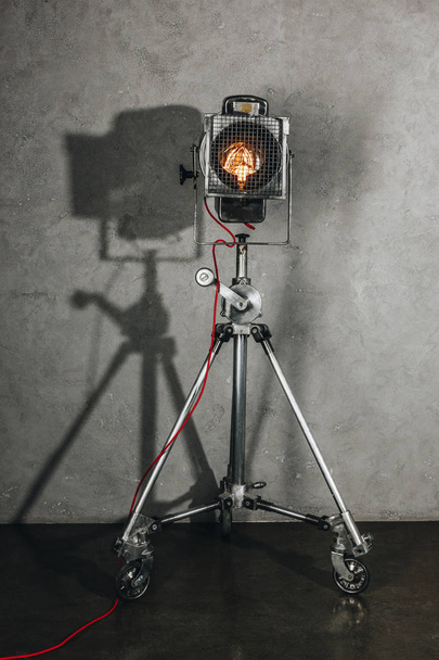 Retro stojací lampa šedá zeď - Fotografie, Obrázek