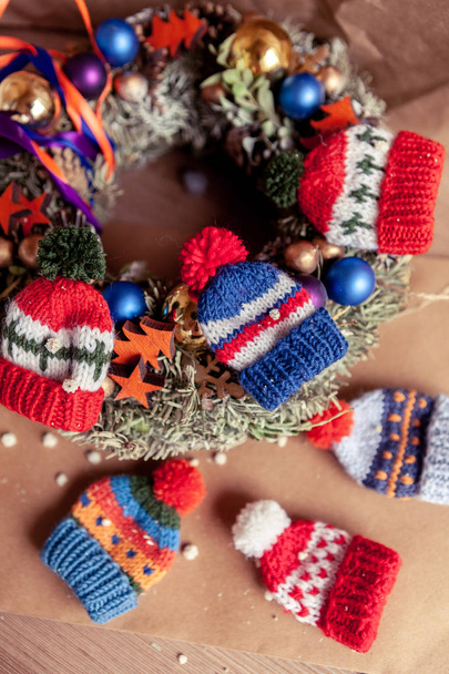 Christmas decoration. Small knitted multicolored hats. - Fotoğraf, Görsel