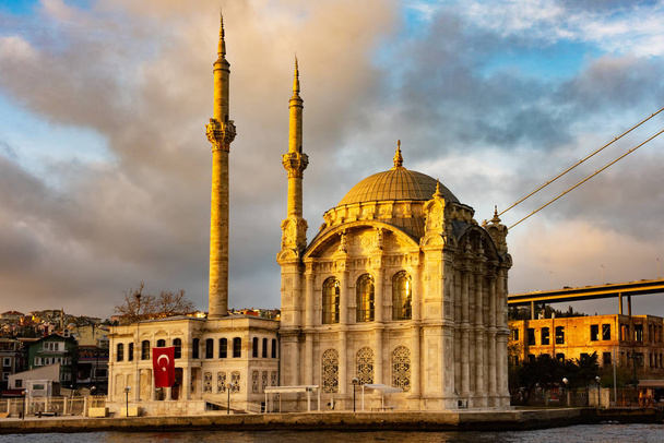 Ortakoy moskee van Istanbul en de Bosporus-brug - Foto, afbeelding