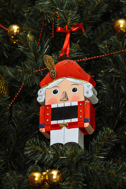 Primer plano de juguete cascanueces soldado decoración de Navidad colgando en el árbol de Navidad
. - Foto, imagen