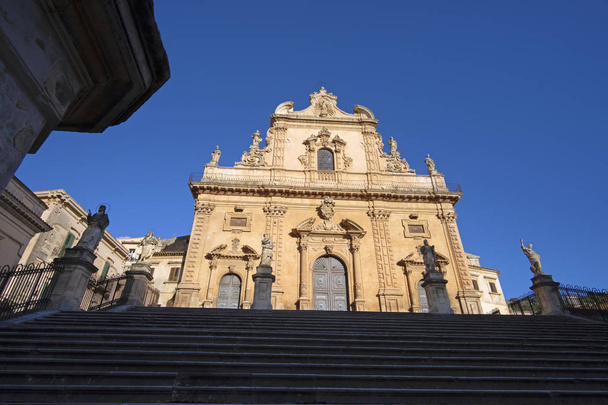 Italia, Sicilia, Modica (provincia de Ragusa), fachada barroca de San Pedro y estatuas (Catedral (siglo XVIII a.C.
.) - Foto, Imagen