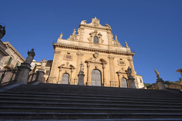 Italia, Sicilia, Modica (provincia di Ragusa), facciata barocca di San Pietro e statue (Cattedrale (XVIII secolo a.C.
.) - Foto, immagini