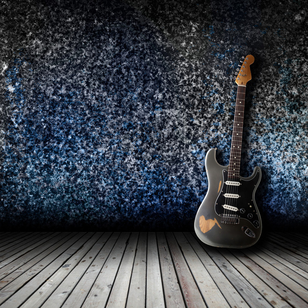 E-Gitarre im leeren Raum - Foto, Bild