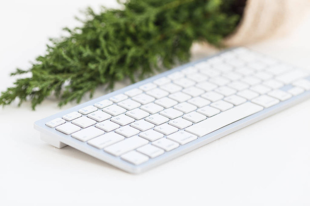 Beyaz klavye ve beyaz arka plan üzerinde küçük Noel ağacı. Bloglama için şablon - Fotoğraf, Görsel