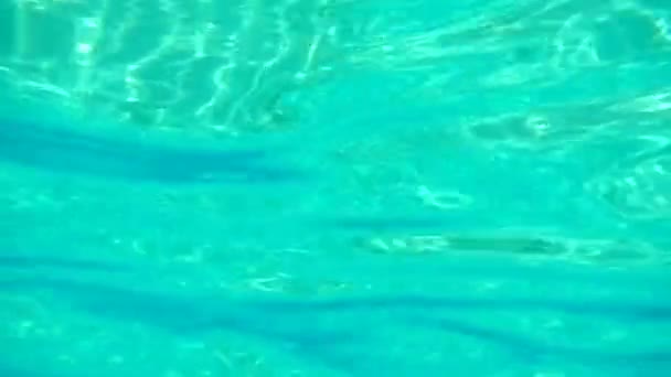 csodálatos víz alatti kilátás nyílik hullámok átszűrődő fény sugarai - Felvétel, videó