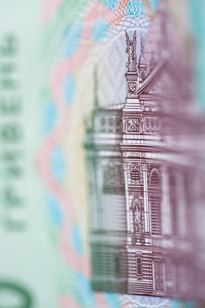 Nueva denominación de billetes de 20 UAH. Dinero ucraniano cerca. Fragmento de billetes
 - Foto, imagen