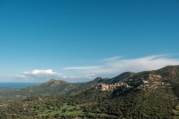 Varhain aamulla aurinko vuoristokylässä Belgodere Balagnen alueella Korsikalla Välimeren etäisyydellä
 - Valokuva, kuva