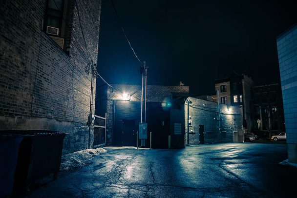 Темна і моторошна міська алея вночі
 - Фото, зображення