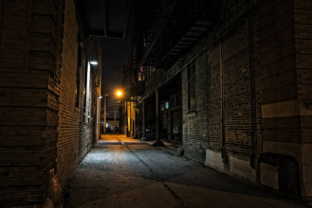 Dark urban city alley at night - Φωτογραφία, εικόνα