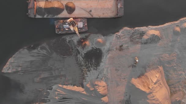 Kran lädt Sand und Kies auf Binnenschiff für Flusstransport - Filmmaterial, Video