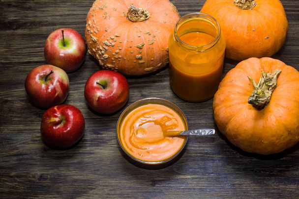 Pumpkins and apples. Autumn harvest of fruits and vegetables. Pumpkin and apple puree. - Zdjęcie, obraz