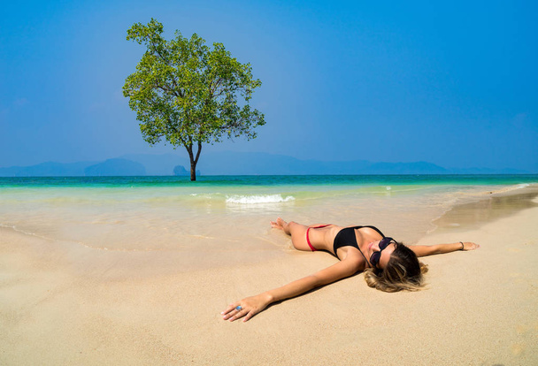 Cute woman relaxing on the summer beach.  - Foto, Bild
