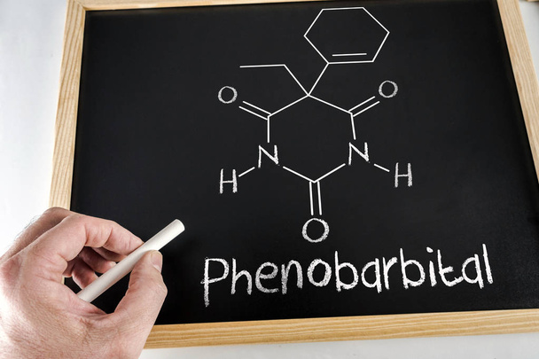 Escrito à mão com giz em uma ardósia formula do Phenobarbital
 - Foto, Imagem