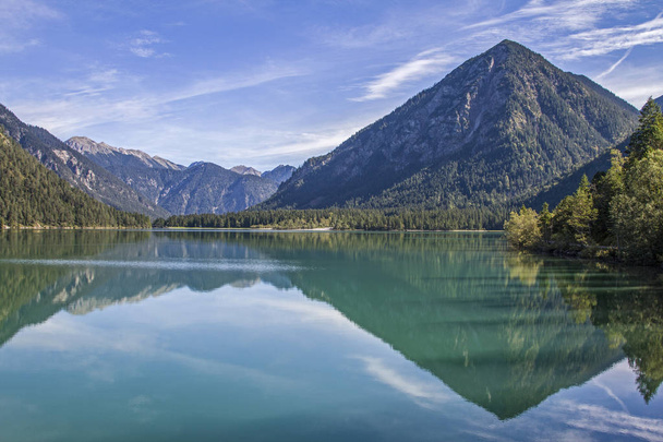 Lake Heiterwang - a place of silence. Motor vehicles are not allowed access to this idyllic lake - Photo, image