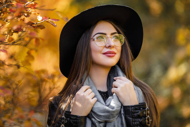 beautiful woman in black dress and hat in autumn - Zdjęcie, obraz