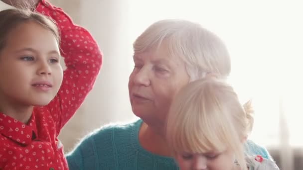 Drandmother i wnuczki pozowanie do zdjęcia - Materiał filmowy, wideo