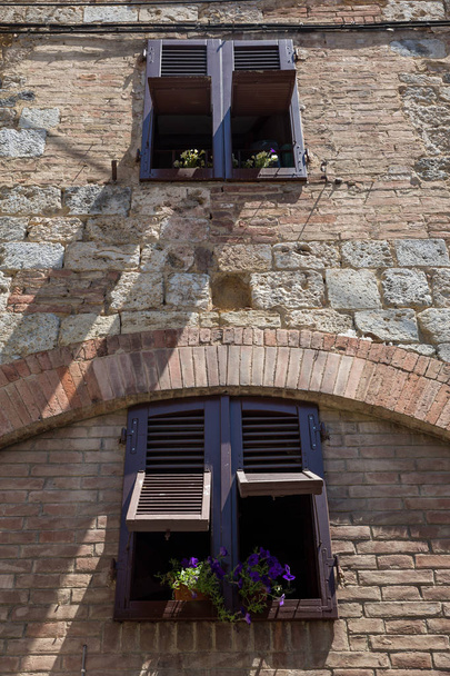 Shuttered windows and flowerboxes on display in Siena, Italy - 写真・画像
