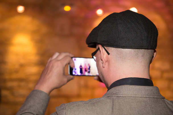 φωτογράφος άνθρωπος με smartphone τραβήξετε φωτογραφία εσωτερική με κινητό τηλέφωνο - Φωτογραφία, εικόνα