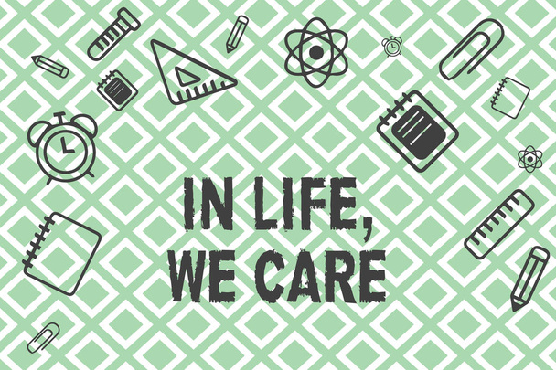 Handgeschreven tekst In Life, We Care. Begrip betekenis Cherishing iemands leven geven zorg en aandacht - Foto, afbeelding