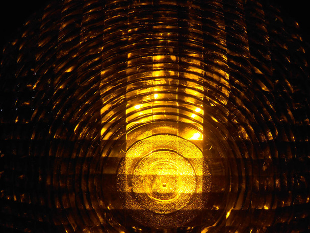 жовта попереджувальна лампа, що світиться вночі для безпеки будівельного майданчика
 - Фото, зображення