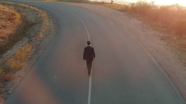 Homem de terno andando em linha reta pela estrada
 - Filmagem, Vídeo