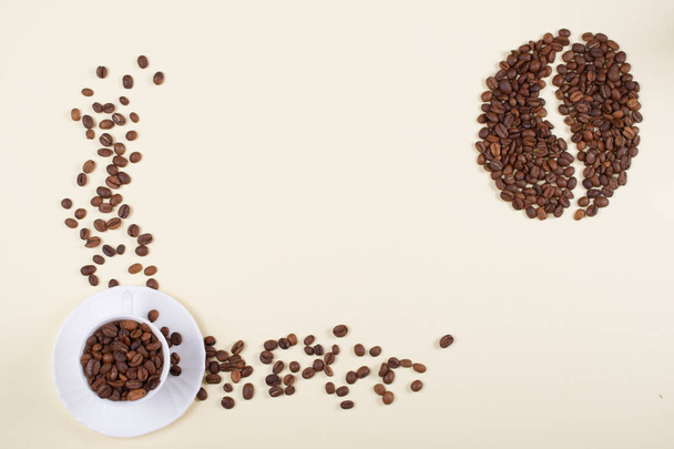Taza de café y grano de café grande hecho de granos dispersos
. - Foto, Imagen