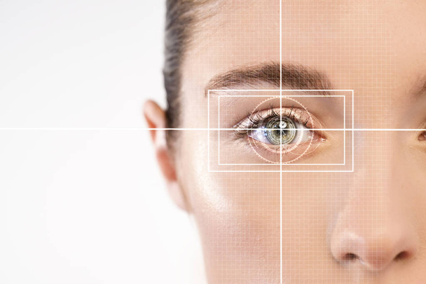 częściowy widok kaukaski kobieta twarz, hologram technologii skanowania twarzy  - Zdjęcie, obraz