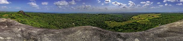 Panoramablick von der Spitze eines großen Steinbagindi auf die umliegende Landschaft / belitung-indonesien / - Foto, Bild