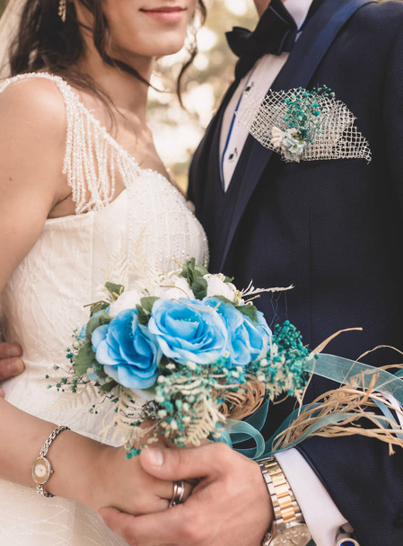 рука невесты с букетом голубых цветов
 - Фото, изображение