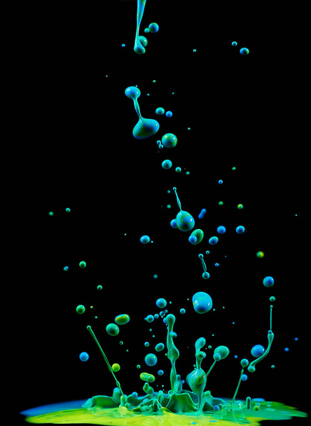 Έγχρωμη μπογιά. Αφηρημένη βαφή γλυπτικής. Splash του μελανιού σε μαύρο φόντο - Φωτογραφία, εικόνα