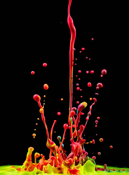 Танцующая цветная краска. Абстрактная скульптурная краска. Всплеск чернил на черном фоне
 - Фото, изображение