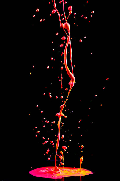 Dans eden renkli boya. Soyut heykel boyası. Siyah bir arkaplanda mürekkep lekesi - Fotoğraf, Görsel