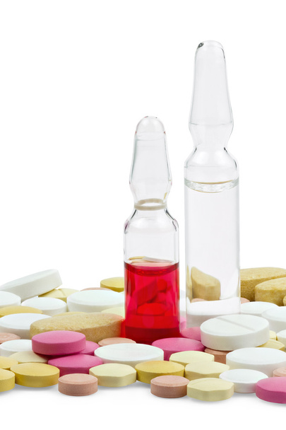 Píldoras y ampollas sobre fondo blanco
 - Foto, imagen