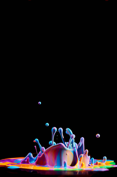 Έγχρωμη μπογιά. Αφηρημένη βαφή γλυπτικής. Splash του μελανιού σε μαύρο φόντο - Φωτογραφία, εικόνα