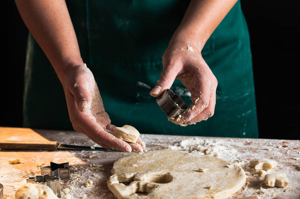 Manos de una cocinera amasando masa
 - Foto, imagen