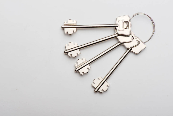 πόρτα κλειδιά σε άσπρο φόντο - Φωτογραφία, εικόνα
