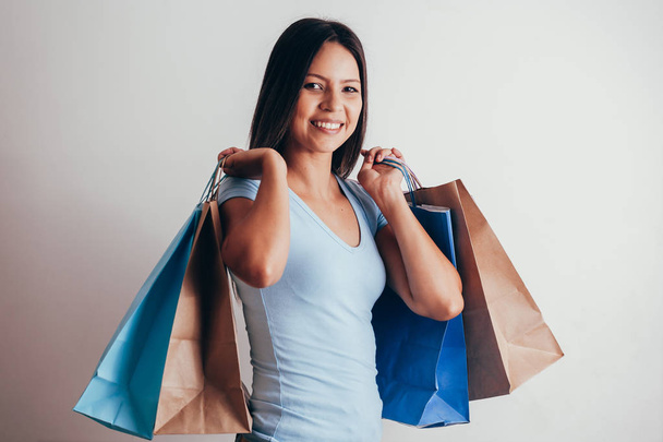 Femme dans le shopping. Femme heureuse avec des sacs à provisions. Consommation, shopping, concept de style de vie
 - Photo, image