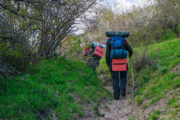 Hikers group trekking in Crimea, Ukraine mountains - Foto, afbeelding