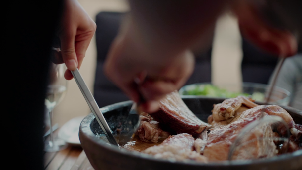 屋外ディナー テラス サーブ食品と共有 - 映像、動画
