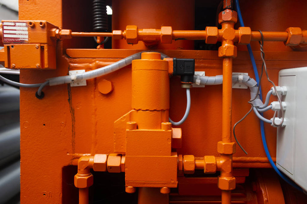 Ένας αγωγός του υδραυλικού συστήματος είναι υψηλής πίεσης με τις βαλβίδες του hydrohammer - Φωτογραφία, εικόνα
