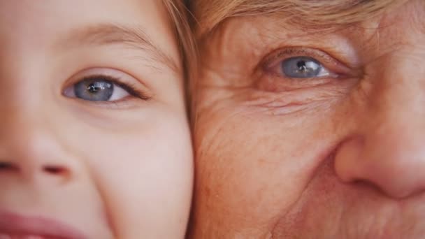 Közelről portréja nagymama és unokája. Fényes kék szemek. Részletes - Felvétel, videó