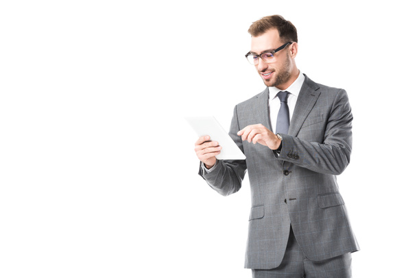 uomo d'affari in giacca e cravatta con tablet digitale isolato su bianco
  - Foto, immagini
